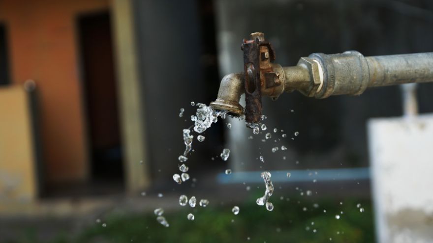 Краплі води та манометр