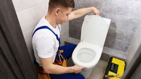 hydraulik naprawiający spłuczkę wc