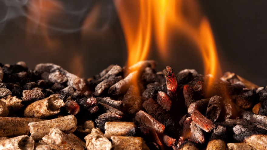 Палючий пелет у каміні