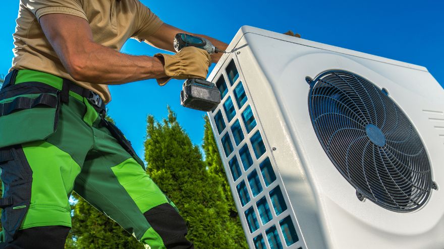 Монтажник, що закручує частину в тепловому насосі