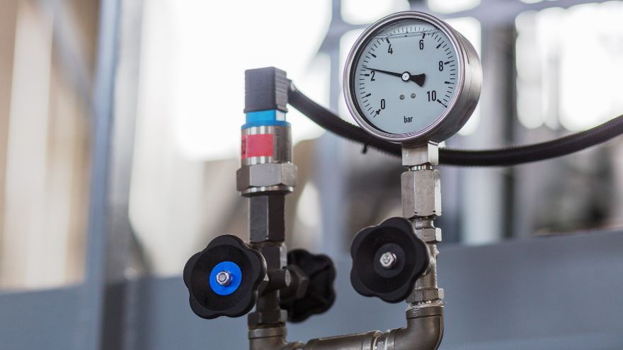 Манометр зі шкалою в барах