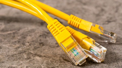 Żółty kabel LAN