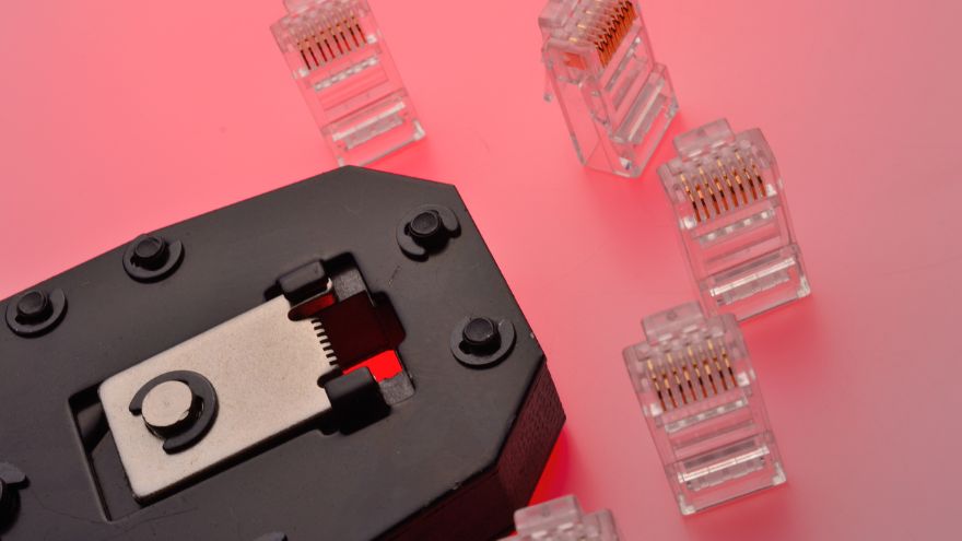 Інструмент для обтискання мережевих кабелів