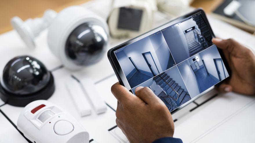 Установник моніторить перегляд з камер CCTV на планшеті