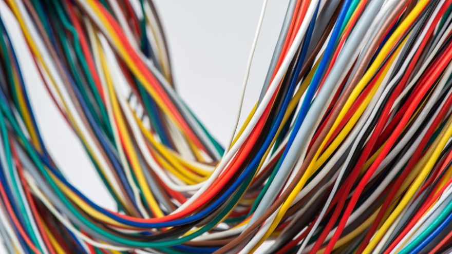 Плутанина різнокольорових кабелів