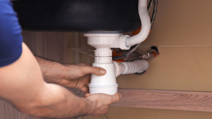 Монтаж сифону під мийкою