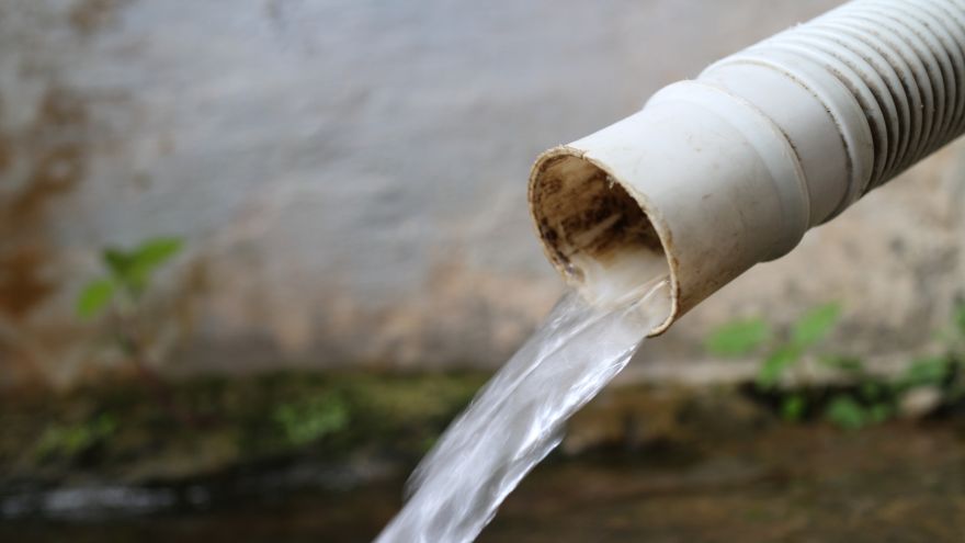 Вода, що витікає з труби