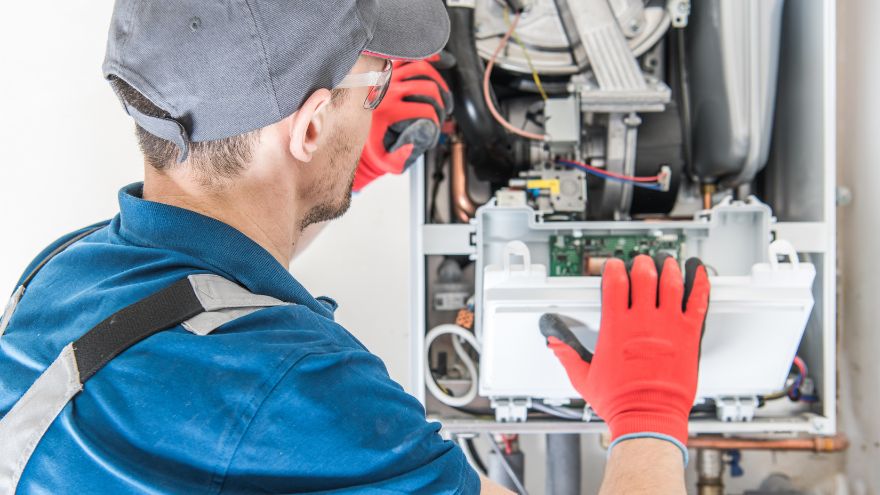 Instalator podczas montażu