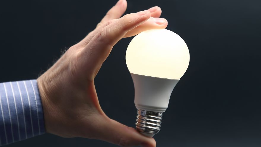 Ampoule LED tenue entre les doigts