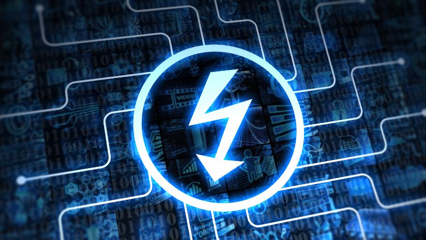 Символ блискавки на фоні цифрової схеми