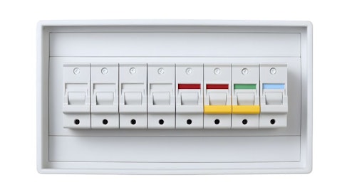 Rozdzielnica elektryczna z rzędem białych wyłączników modułowych