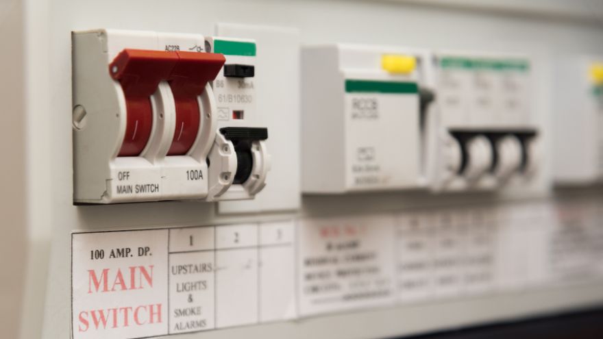 Skrzynka elektryczna z czerwonym wyłącznikiem głównym