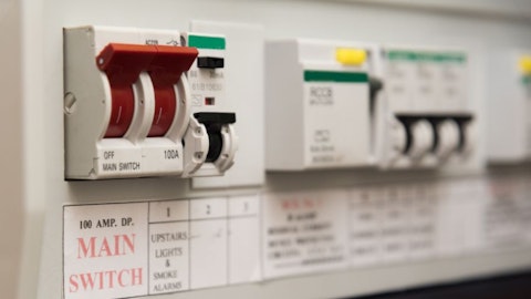 Skrzynka elektryczna z czerwonym wyłącznikiem głównym