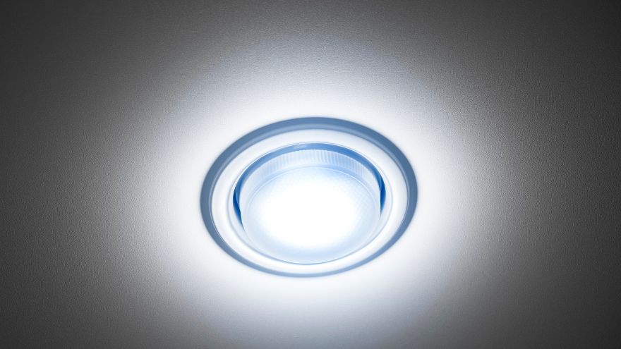 Świecąca lampa LED w suficie