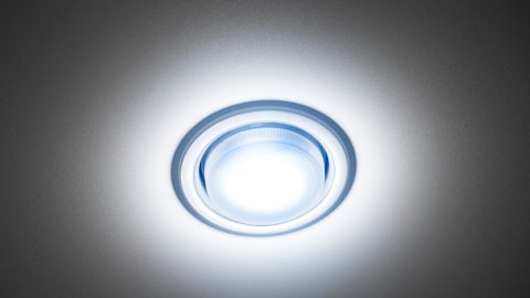 Świecąca lampa LED w suficie