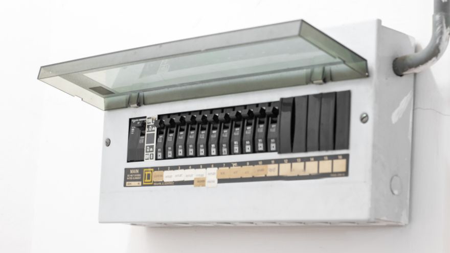 Домашній електричний щит з відкритою прозорою кришкою