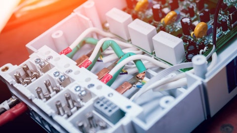 Wnętrze złącza kablowego z przewodami i elementami elektrycznymi