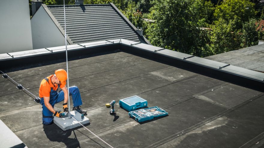 Instalacja odgromowa montowana przez instalatora na dachu budynku