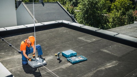 Montaż instalacji odgromowej na dachu