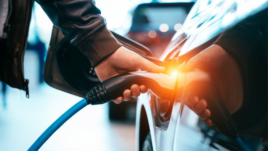 Ładowanie samochodu elektrycznego