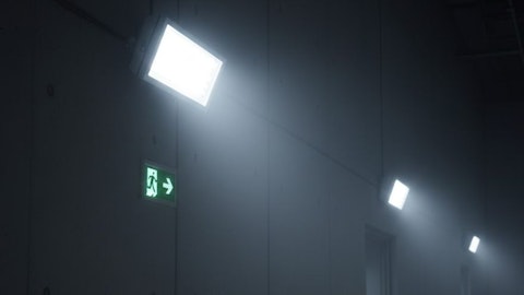 Jasno świecąca lampa awaryjna z zielonym znakiem wyjścia