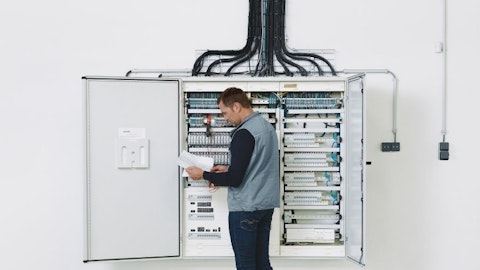 Mężczyzna sprawdzający instalację elektryczną