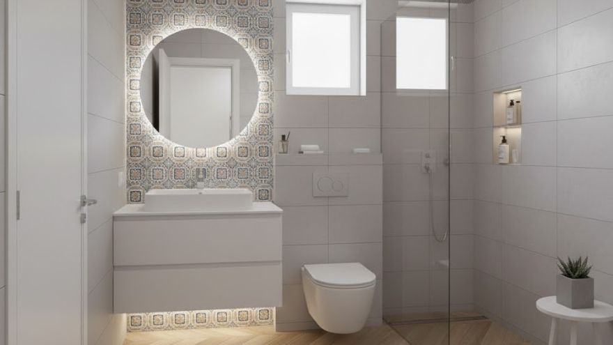 Світла, сучасна маленька ванна кімната з душем типу walk-in