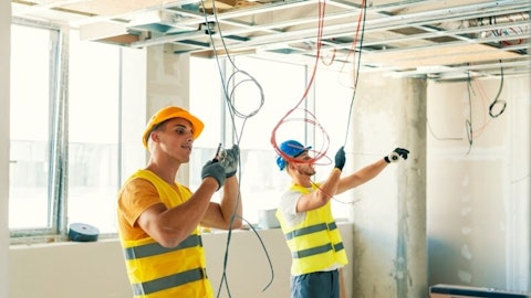 Elektrycy podczas prac montażowych