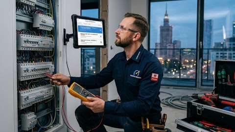 Elektryk z tabletem przy rozdzielnicy prądu