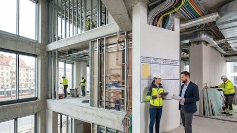 Inżynierowie analizujący projekt instalacji wewnętrznych na budowie