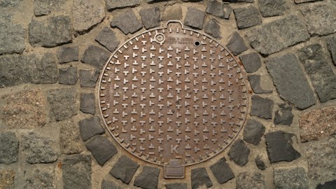 Właz żeliwny