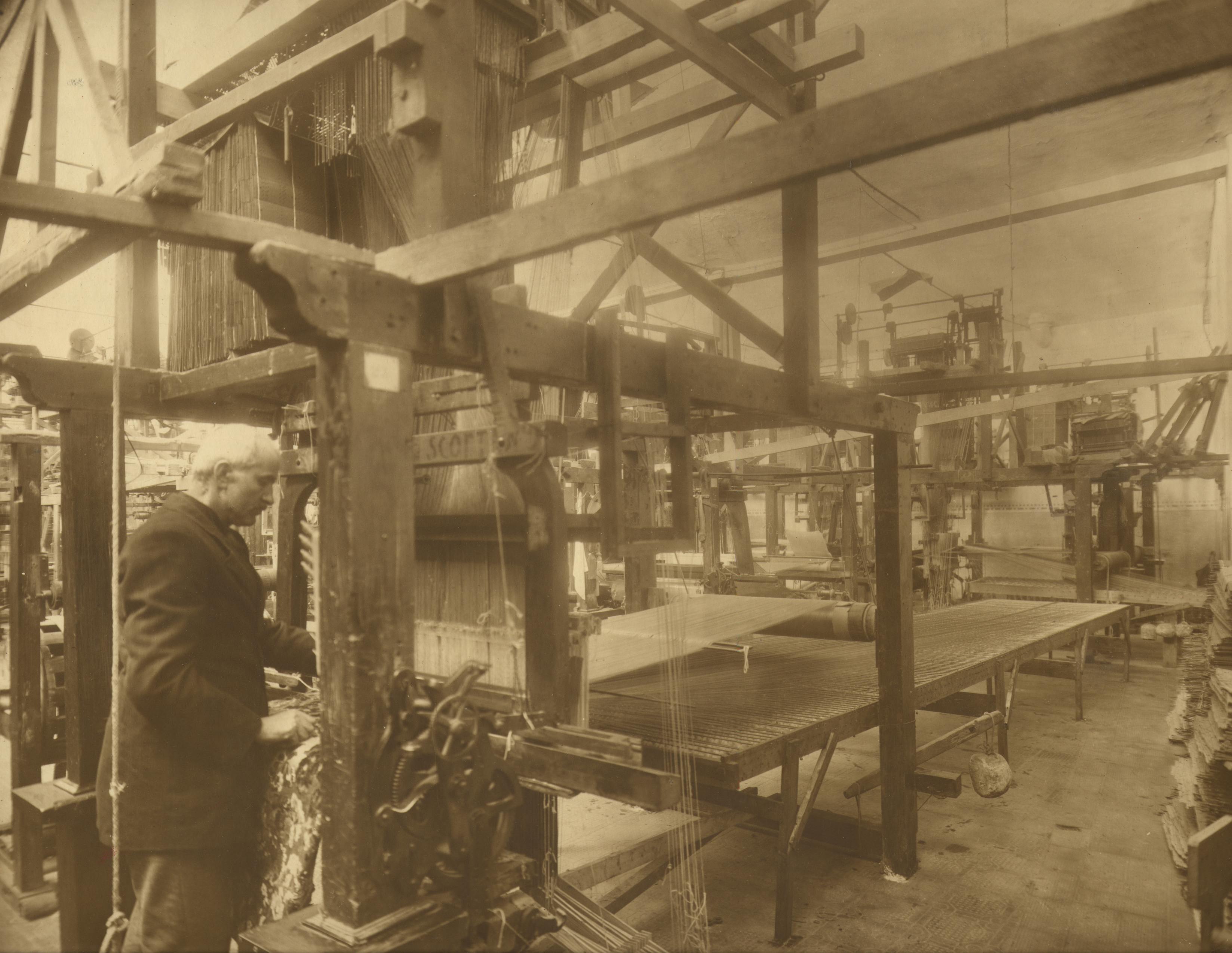 Giuseppe Lisio presso la manifattura Lisio di Milano