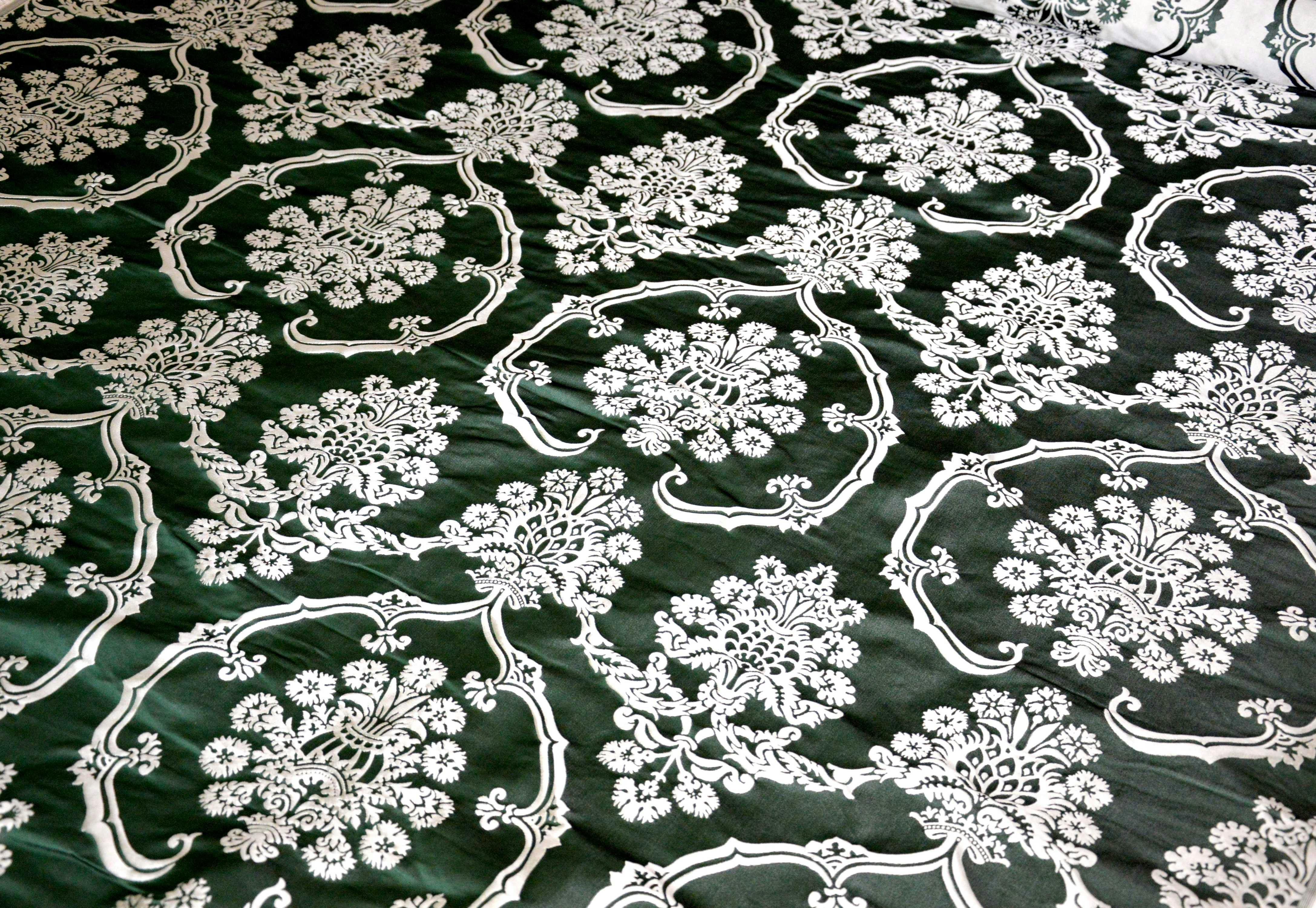 Damasco disegno Cavaniglia, fondo verde e disegno avorio