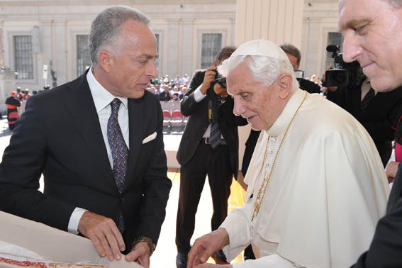 Presidente Ortona consegna la Stola a Papa Benedetto