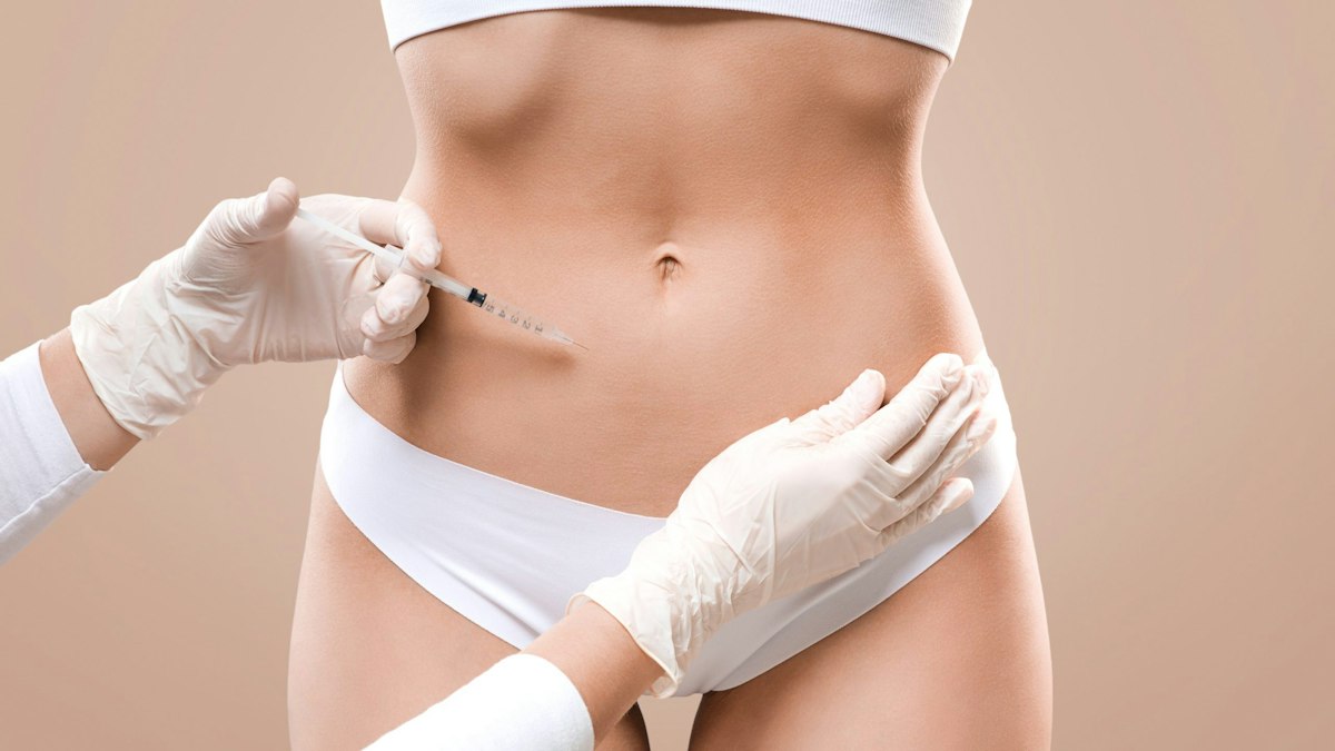 Medical provider administering a physician-guided injectable weight loss treatment to the abdominal area in a clinical setting