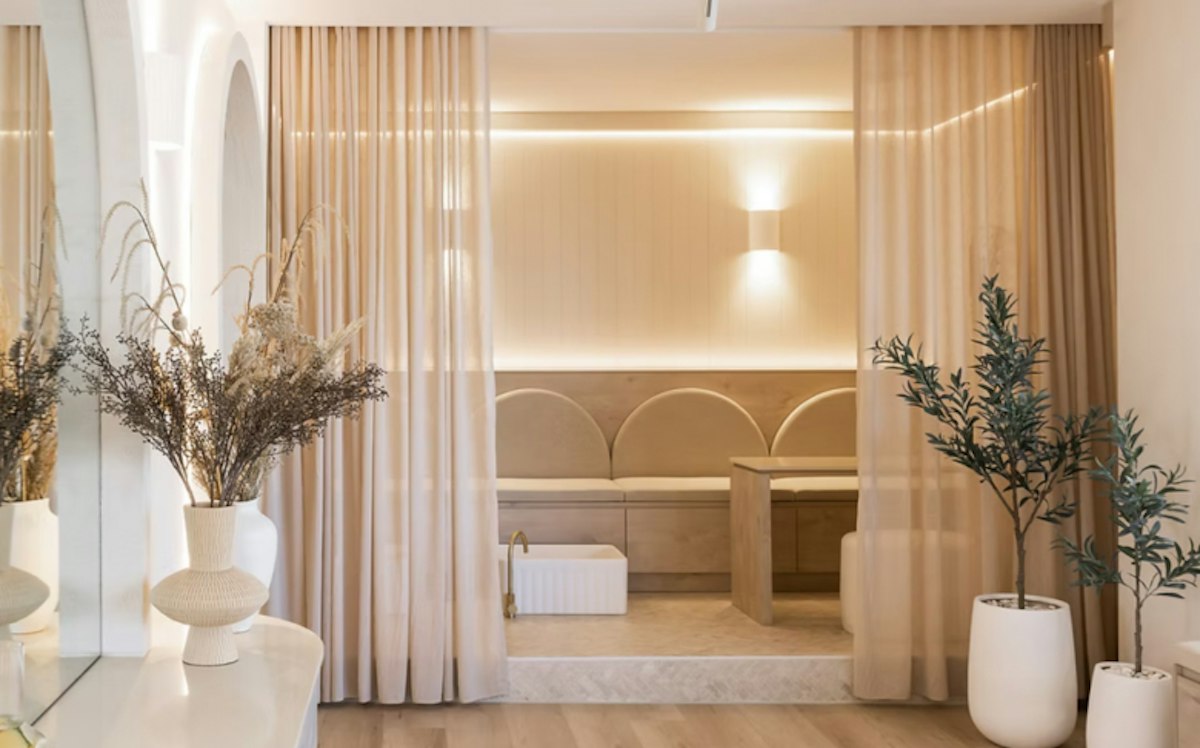 Bright and welcoming Geneva lobby with plush chairs and warm lighting.