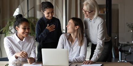Time tracking software for employees Employer and employees discussing the use of time tracking software for tracking employee working hours.