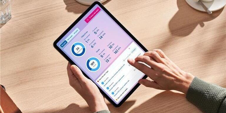 Person using a tablet with BrightHR's performance mangagement software on it.