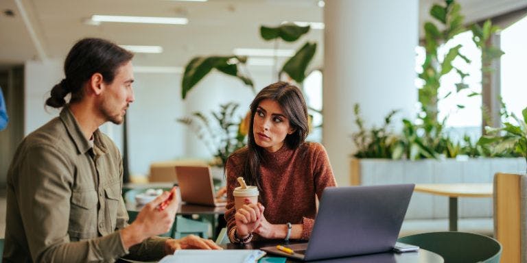 Questions in a one to one meeting Employee and manager completing a weekly one to one meeting