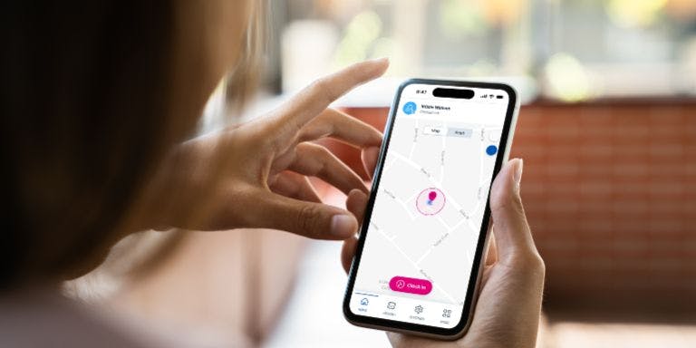 Blip clocking in and out app An employee using the geofencing feature of the Blip clocking in app by BrightHR