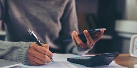 An employer working out sick pay for a zero hour contract worker