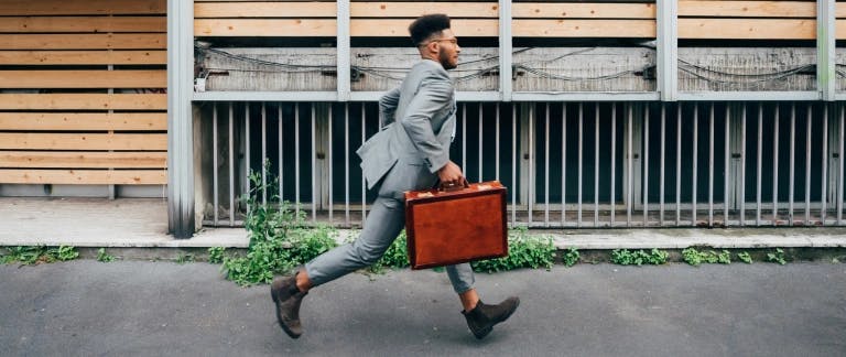 7 steps to tackling lateness in the workplace hero image 7 steps to tackling lateness in the workplace hero image
