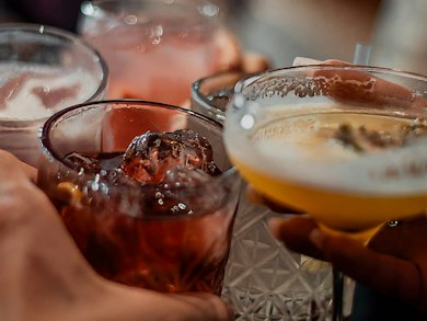 Friends clinking cocktail glasses