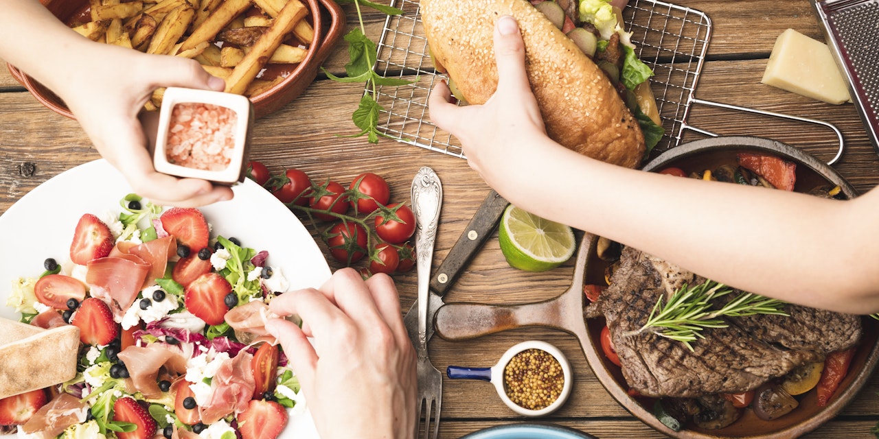 People serving themselfs at the dinner table