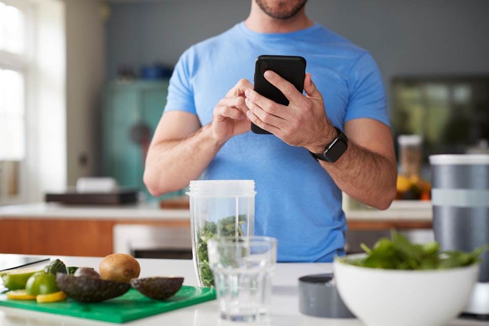 Man using Lifesum to track the macronutrients at his post workout juice