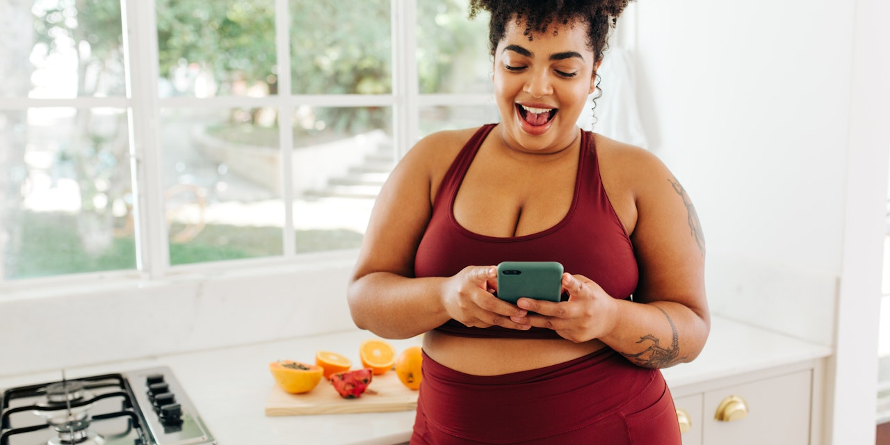 Live love Lifesum Woman logging her breakfast for the day.