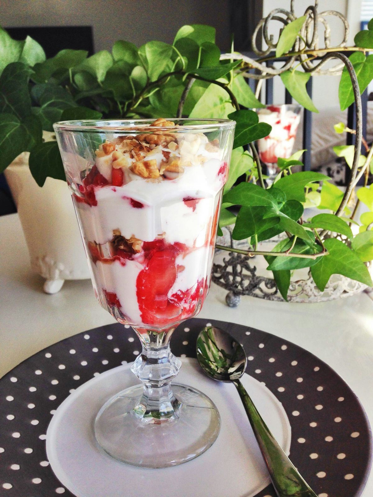 Strawberry yogurt parfait<!-- -->