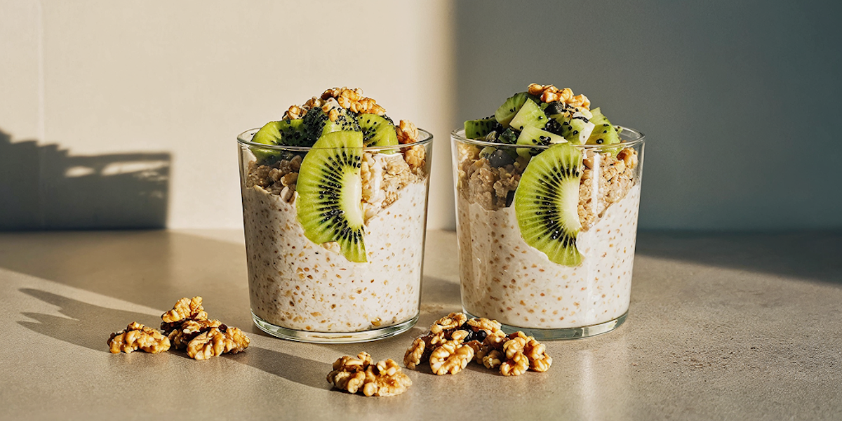 Über Nacht eingeweichte Haferflocken mit Kiwi