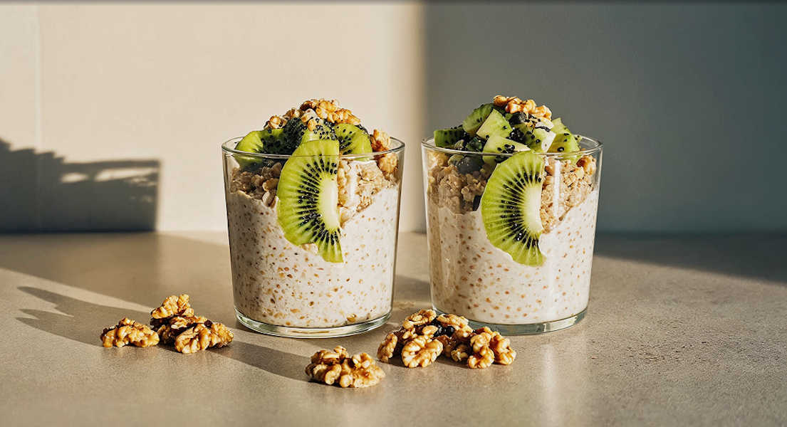 Über Nacht eingeweichte Haferflocken mit Kiwi