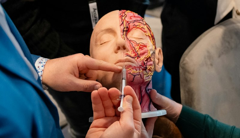 Integrazione della simulazione e della realtà virtuale nella formazione in medicina estetica.